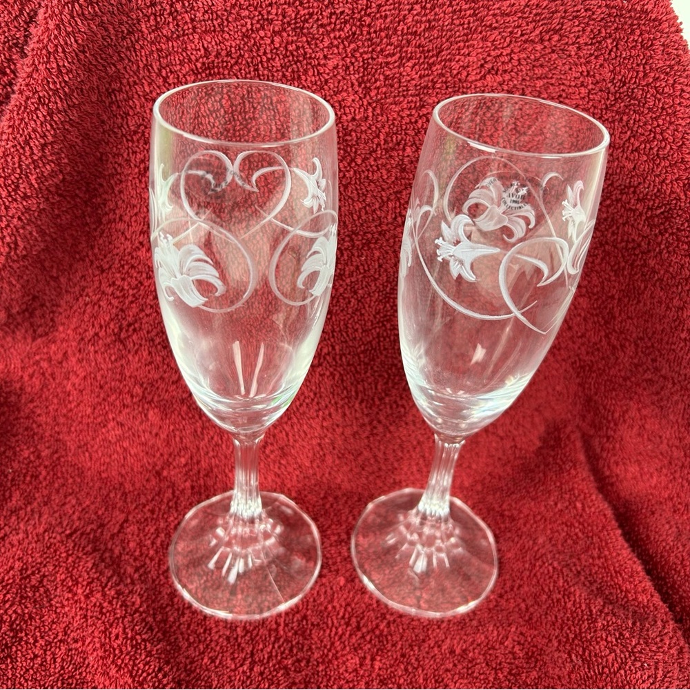 NIB 'Avon' Joyous Occasion Crystal Champagne Flutes w/ Heart and Flower motif
